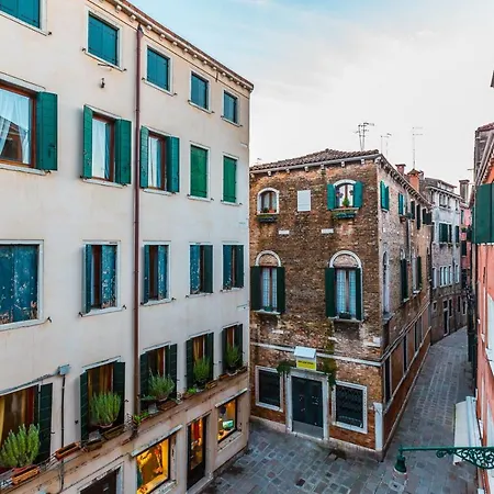Apartment Ca' Grassi 2 In San Marco With Balcony Venice